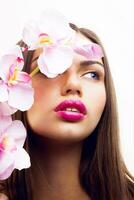bellezza primavera ritratto di tenero seducente signora con rosa fiori, grande labbra e naturale rendere su. foto