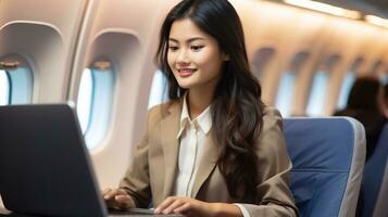 attività commerciale donna Lavorando su il computer portatile nel aereo generativo ai foto