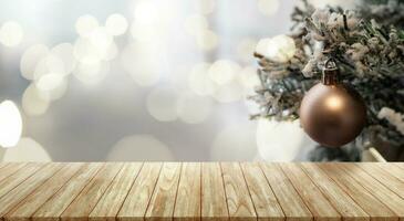 vuoto di legno tavolo superiore con vivente camera arredamento con Natale albero corda leggero sfondo. foto