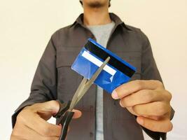 tagliare credito carta con forbici per fermare per pagare i soldi proteggere crisi costo foto