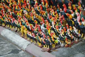 colorato di Gallo statua nel il città a Tailandia foto
