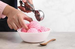 il food stylist usa la paletta per decorare il gelato finto foto