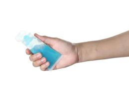 donna che usa spray disinfettante per le mani antibatterico foto