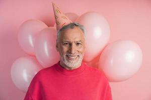 uomo attraente con un cappello festoso in testa sorridente foto