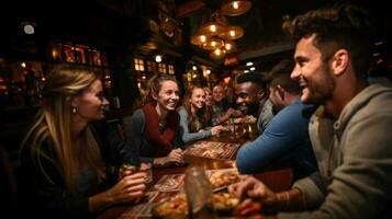 gruppo di amici avendo divertimento insieme nel un' pub, potabile birra e mangiare Pizza. foto