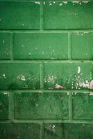 mare verde rotto Cracked mattone parete. foto