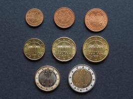 monete in euro disposte piatte foto