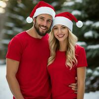 ai generato un' bellissimo coppia, tutti e due siamo indossare rosso magliette e Santa Natale cappelli foto