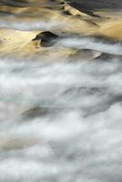 un aereo Visualizza al di sopra di il vasto sabbia dune quello rendere su il grande sabbia mare nel namibia. foto