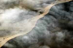 un aereo Visualizza al di sopra di il vasto sabbia dune quello rendere su il grande sabbia mare nel namibia. foto