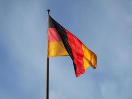 bandiera tedesca sopra il cielo blu foto