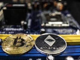 monete di ethereum e bitcoin sullo sfondo del chip