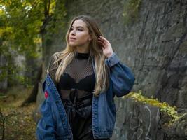 bella modella bionda con una giacca di jeans foto