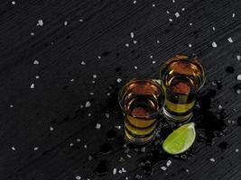 due shot di tequila gold con succo di lime e sale marino foto