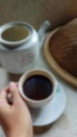foto di una tazza di caffè e una tazza a tema tradizionale