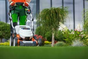 paesaggio giardino conservazione lavoratore falciatura indietro cortile prato foto