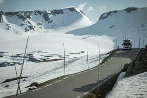 rv camper furgone su un' panoramico norvegese montagna itinerario foto