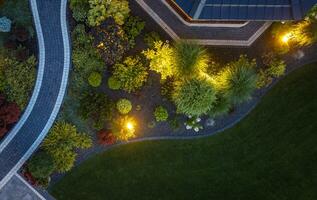 elegante guidato illuminato Residenziale indietro cortile giardino aereo Visualizza. foto