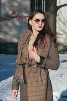fashion street style affascinante ragazza in abiti invernali foto