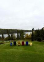 sedie colorate al lago