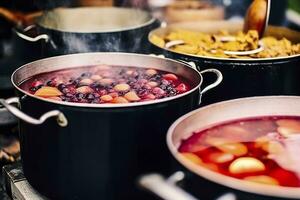 bevande frutta e frutti di bosco caldo vin brulé vino nel pentole con vapore nel strada cibo mercato. generativo ai foto