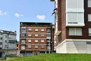 un' edificio con un' erboso la zona nel davanti di esso foto