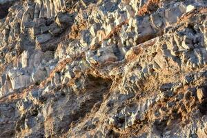 un' montagna gamma con rocce e rocce foto