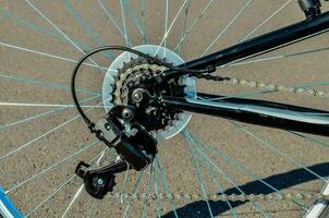 un' bicicletta con un' catena su il davanti ruota foto