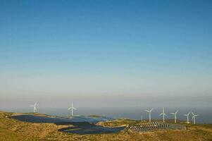 vento turbine su un' pendio prospiciente il oceano foto