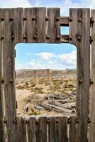 un vecchio di legno recinto con un' finestra nel esso foto