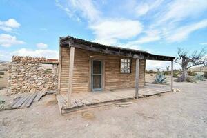 un vecchio di legno Casa nel il deserto con un' blu cielo foto