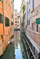 un' stretto canale nel Venezia foto