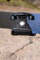 un vecchio Telefono su un' roccia foto