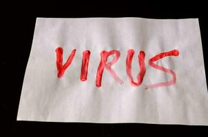il parola virus scritto su carta foto