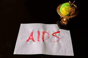 il parola AIDS scritto su carta foto