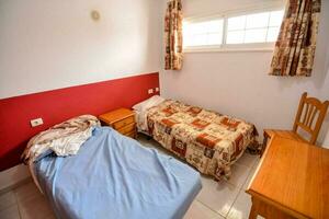 un' Camera da letto con Due letti e un' rosso parete foto
