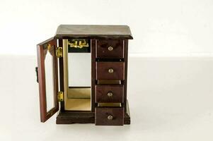 un' piccolo di legno gioielleria scatola con un' specchio dentro foto