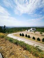 foto di un' panoramico Visualizza di un' avvolgimento strada a partire dal un' pittoresco cima