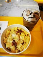 foto di un' delizioso ciotola di maccheroni e formaggio accoppiato con un' rinfrescante bevanda