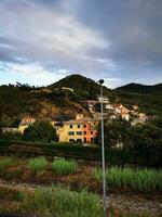 foto di un' strada cartello contro un' panoramico fondale di rotolamento colline