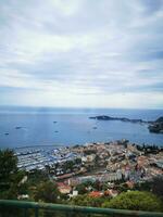 foto di un' panoramico Visualizza di un' città e il oceano a partire dal un' cima