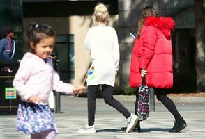 persone siamo a piedi a principale shopping centro di centro città centro di luton città, Inghilterra grande Gran Bretagna UK. Immagine catturato su giugno 2°, 2023 foto