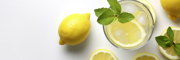 limonata nel un' bicchiere con fresco limoni e menta. freddo estate bevanda con copia spazio. generativo ai foto