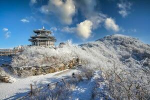 in cima il snow-capped deogyusan montagne su un' chiaro giorno e il neve soffiato di il vento nel inverno,sud Corea. foto