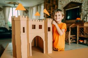 semplice scatola di cartone castello per bambini. creare ai foto