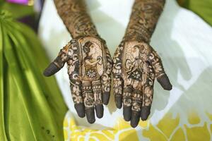 un indiano sposa mostrando sua mani mehndi tatuaggi design foto