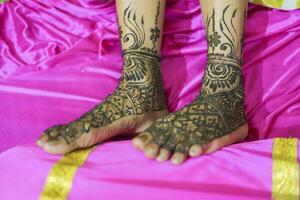 indiano sposa mostrando piedi mehndi design sua nozze cerimonia foto