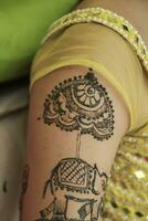 bellissimo opera d'arte disegnato su il mano di un indiano sposa con erbaceo heena nel bagnato condizione foto