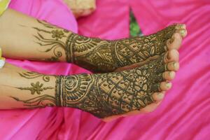 indiano sposa mostrando piedi mehndi design sua nozze cerimonia foto
