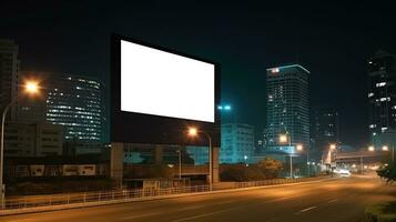 pubblicità finto su vuoto tabellone a notte tempo con strada leggero con copia spazio per pubblico informazione tavola tabellone vuoto per all'aperto pubblicità manifesto foto